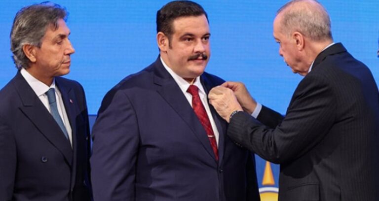 erdogan-kilo-ver-dedi-rozet-takti-akpye-gecen-baskan-rusvetten-gozaltina-alinmis-rB9aEH7B.jpg