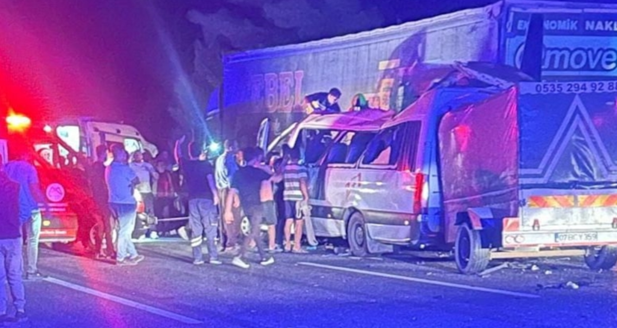 feci kaza 3 can aldi 16 kisi yaralandi minibus tira carpti y8SNTKSD