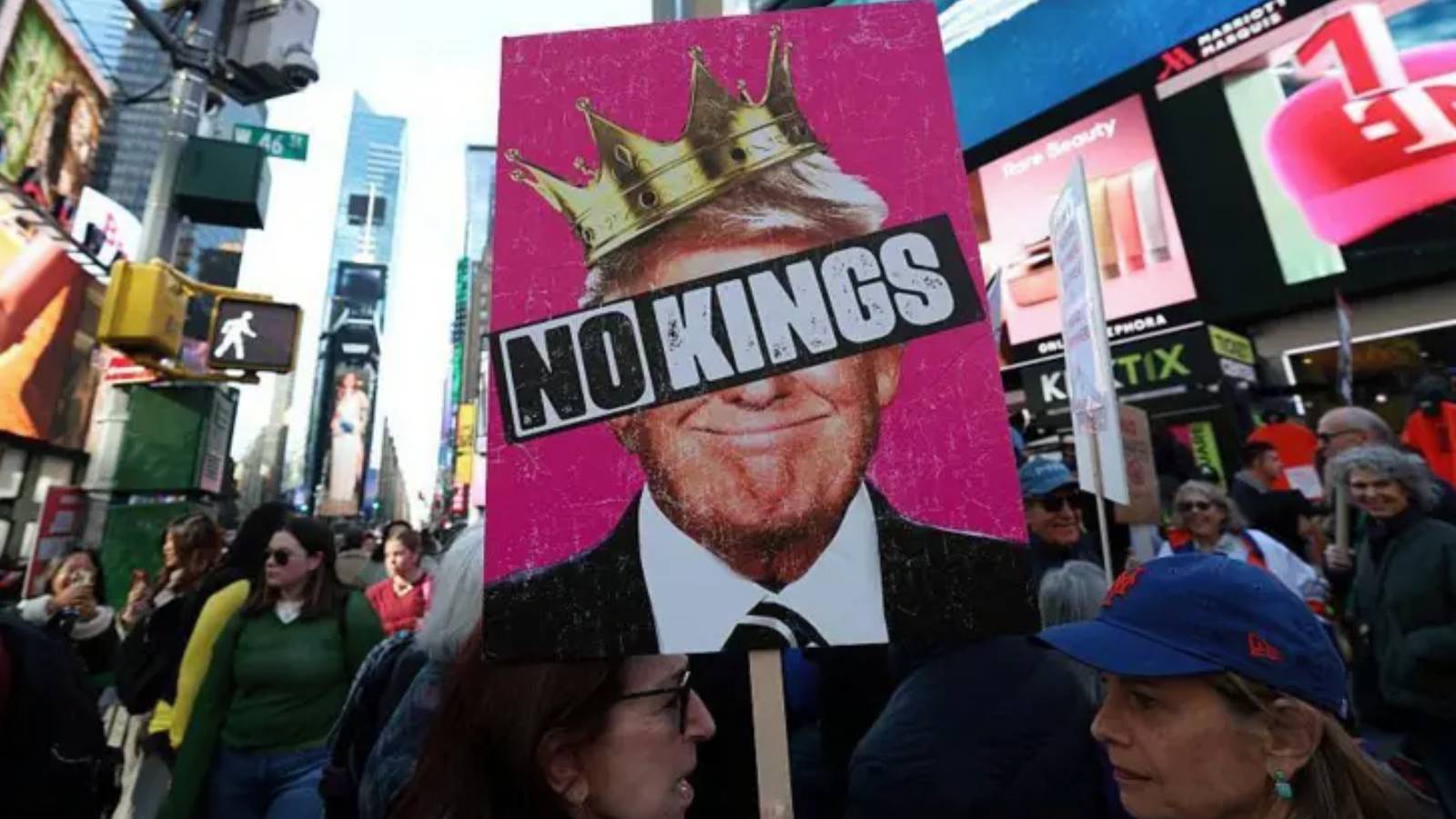 abdde milyonlarca kisinin katilmasi beklenen trump karsiti krallara hayir protestolari basladi heAwlPHw.jpg