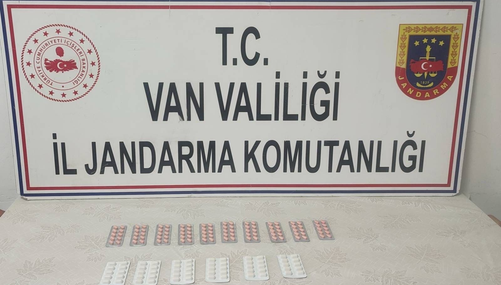 iran uyruklu kisiden 160 adet uyusturucu hap ele gecirildi YuKlEJV3