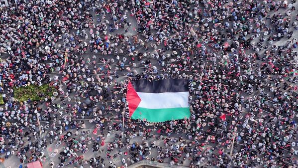 istanbulda denizden ve karadan filistine ve ozgurluk filosuna destek e4yWGdz3