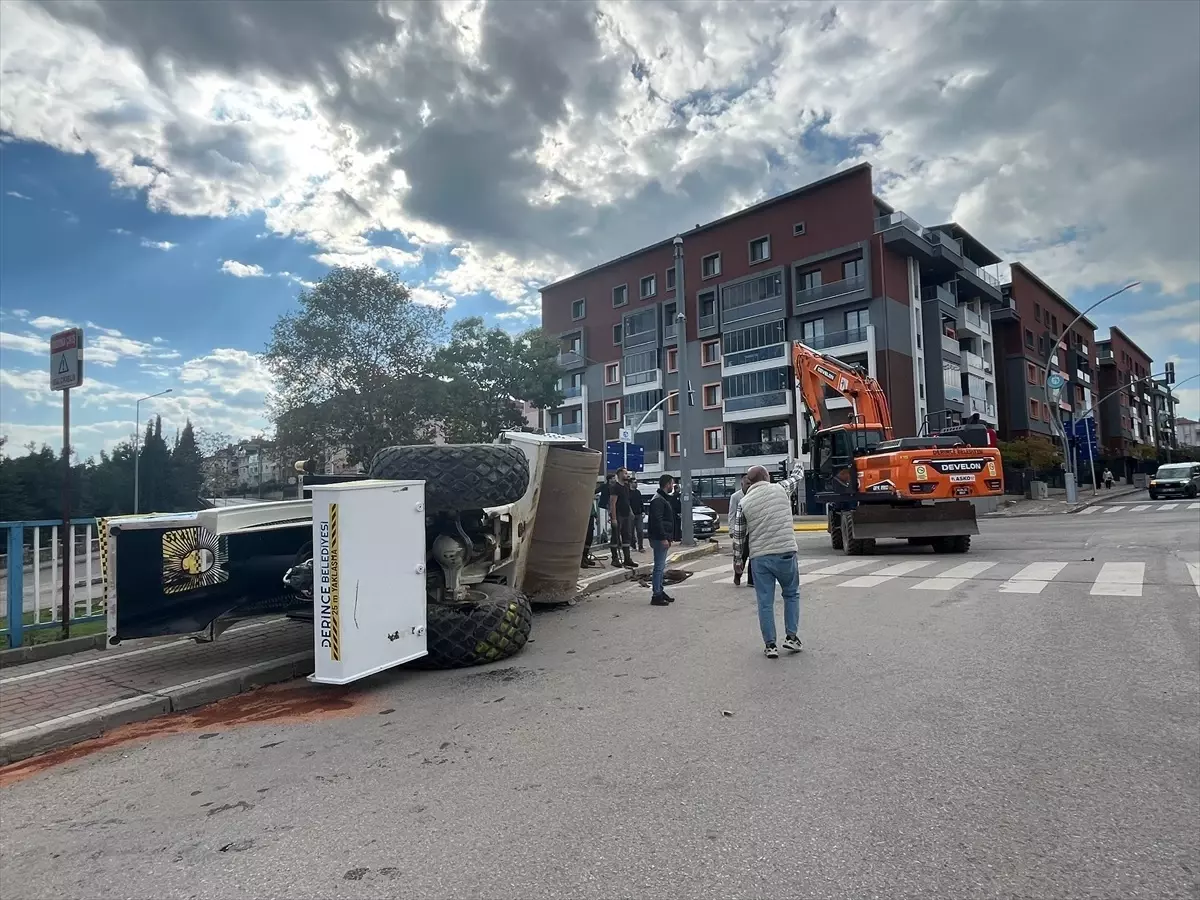 tirin uzerindeki is makinesi yola devrildi ZrWB9HJ5.jpg