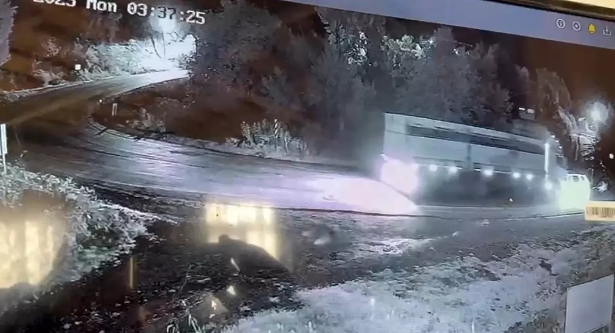 tokatta kamyon ile otomobil carpisti yaralilar var jgxhmMzX.jpg