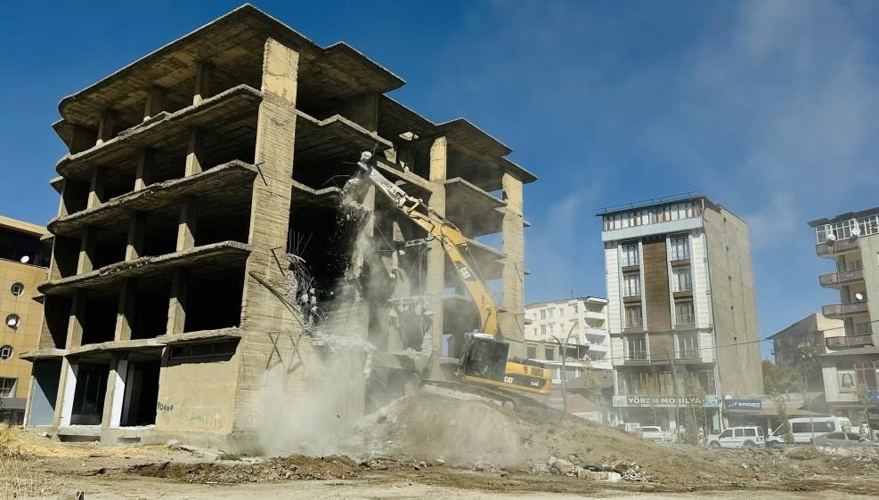 yuksekovada insaat halindeki bina yikildi XPwgdihM