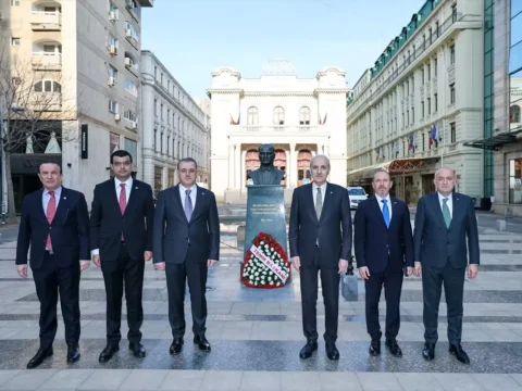 Kurtulmuş’tan Atatürk Anıtı Ziyareti