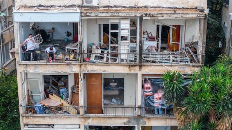 İran’ın hedef aldığı Tel Aviv’de hasar alan binalar görüntülendi