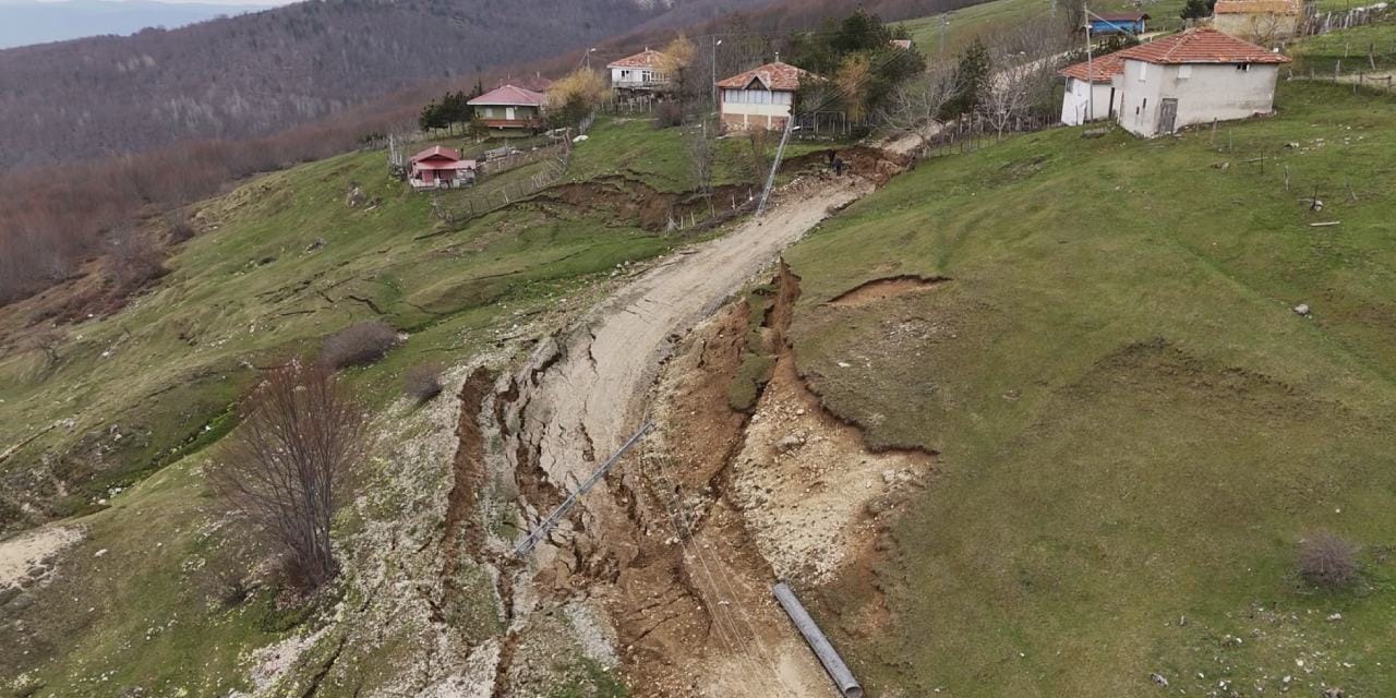 samsunda-asiri-yagislar-heyelana-yol-acti-yollar-kapandi-elektrikler-kesildi-x8VvXTHO