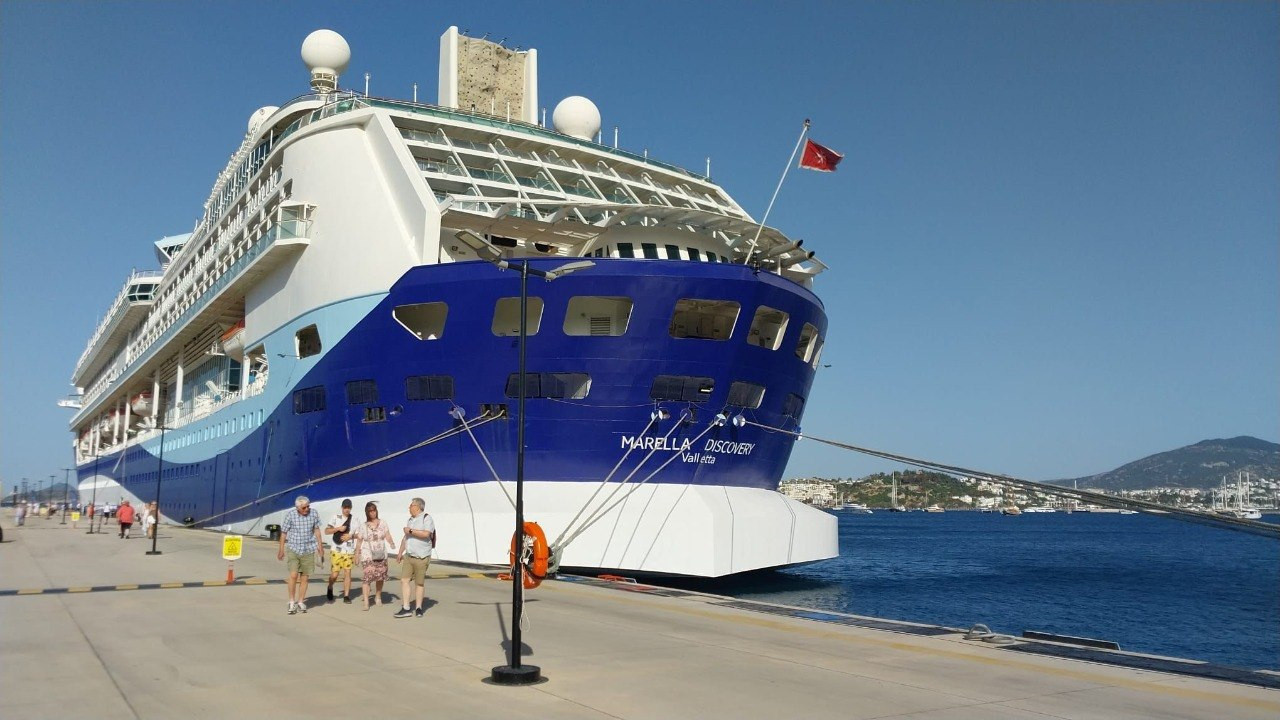 bodruma-iki-kruvaziyer-gemisi-demirledi-binlerce-turist-geldi-jlBZFT32
