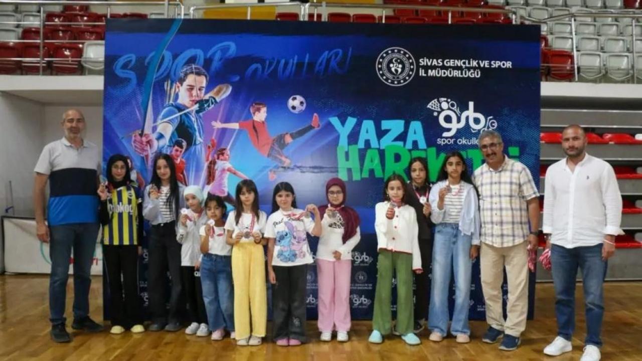 Kuran kursu ogrencileri taha akgul spor salonunda firtina gibi esti PswmudIs
